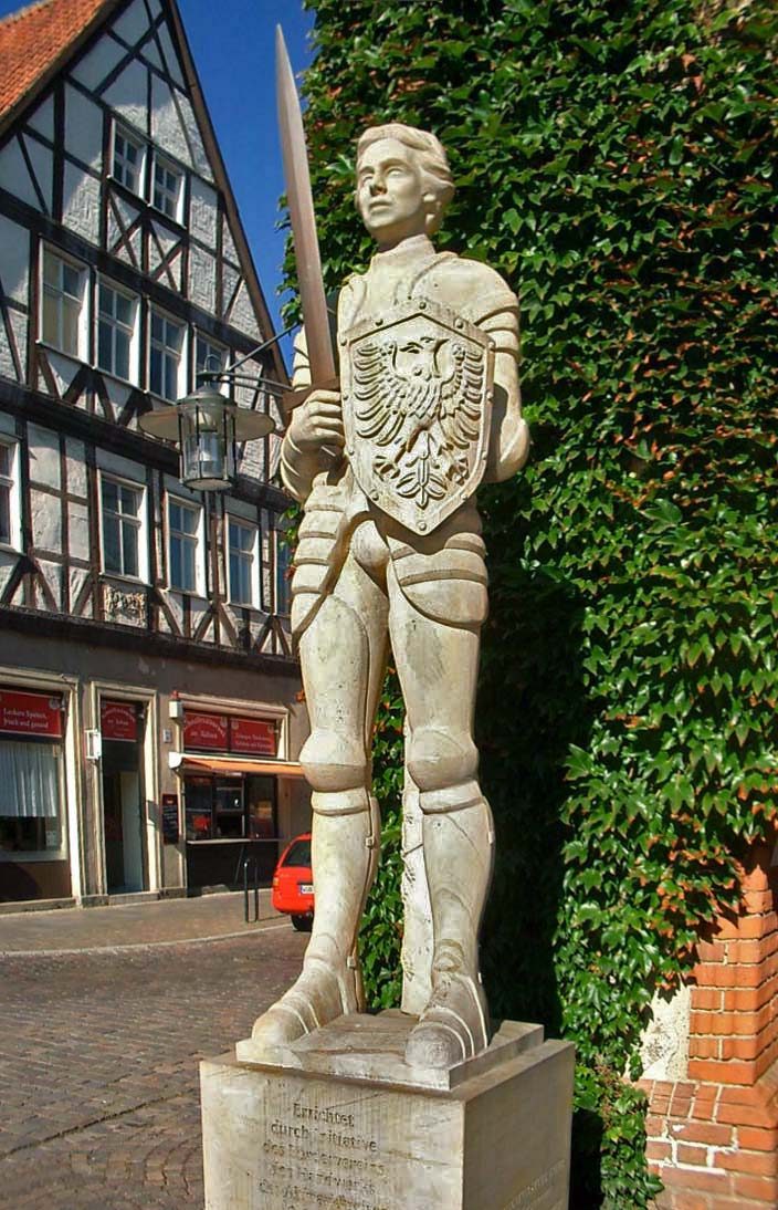 Roland-Skulptur vor dem Rathaus